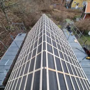 Takbyte på ekonomibyggnad i Blekinge – nytt underlagstak med monterade kontraläkt och takläkt inför installation av profilerad plåt.