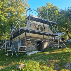 Totalrenovering av timmerhus i Karlshamn – gammalt ruckel rivet och autentisk rekonstruktion utförd av snickare och takläggare med fulla byggnadsställningar.