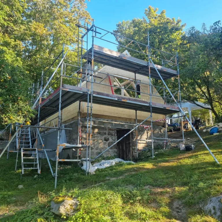 Totalrenovering av timmerhus i Karlshamn – gammalt ruckel rivet och autentisk rekonstruktion utförd av snickare och takläggare med fulla byggnadsställningar.