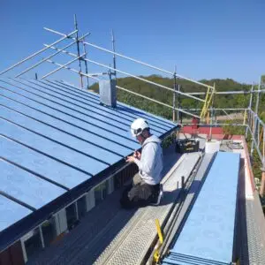 Montering av Lindab plåttak i Karlskrona – stängnings- och detaljarbeten utförda av takläggare på plats med säkra byggnadsställningar.