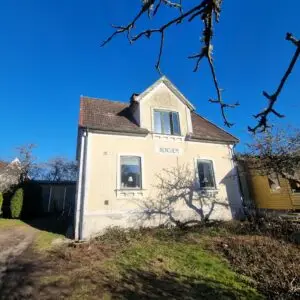 Villa i Ronneby före takrenovering – äldre tak med slitna pannor inför kommande takbyte av Gokon.