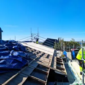 Byte av råspont och underlagspapp inför nytt plåttak i Karlskrona