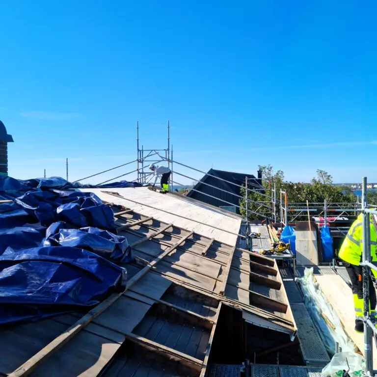 Byte av råspont och underlagspapp inför nytt plåttak i Karlskrona