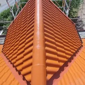 Ny huvudtakdel efter delvis takbyte i Ronneby – närbild av monterade takpannor och nock med färdigställt arbete av Gokon.