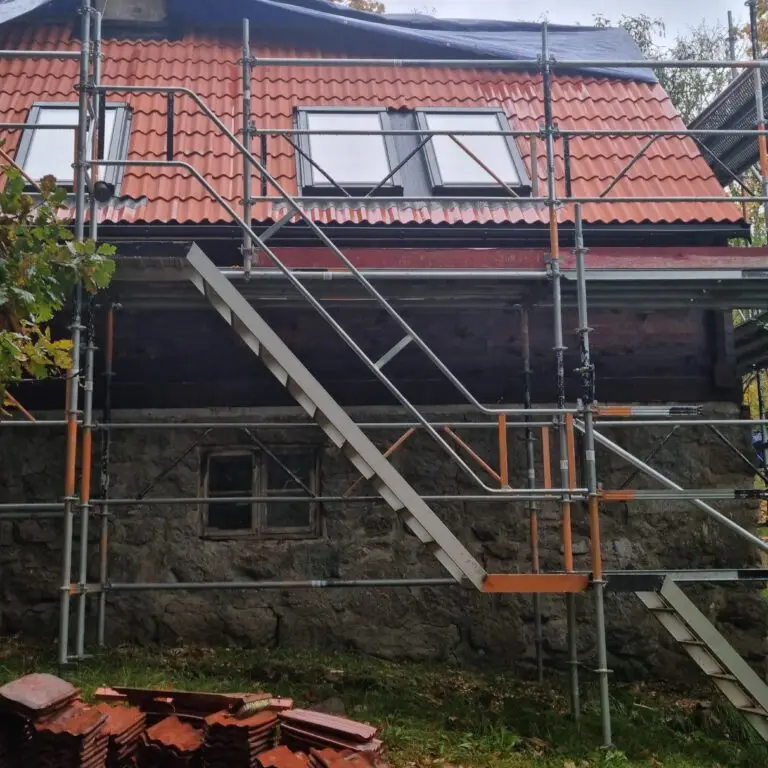Takbyte - renovering av tegeltak med byggställning i Karlshamn kommun