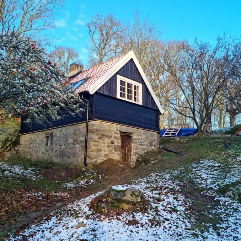 Återuppbyggnad av autentiskt timmerhus i Karlshamns kommun – Gokon utförde snickeri- och takarbeten vid det färdiga projektet i Blekinge.
