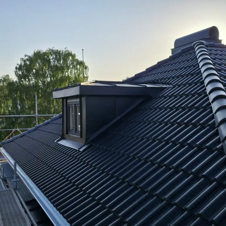 Takbyte med Monier betongpannor i Karlskrona – nybyggd och plåtinklädd takkupa på renoverat tak.