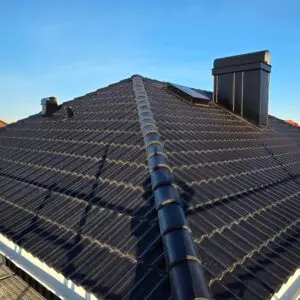 Takbyte med Monier betongpannor i Karlskrona – nytt tätt tak, plåtinklädd skorsten och komplett ventilations- och avvattningssystem.