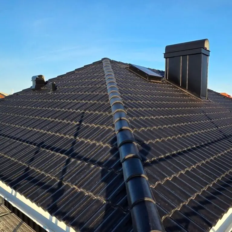 Takbyte med Monier betongpannor i Karlskrona – nytt tätt tak, plåtinklädd skorsten och komplett ventilations- och avvattningssystem.