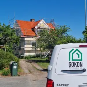 Delvis takbyte i Ronneby – ny huvudtaksbeläggning färdigställd, med byggnadsställningar kvar för demontering och Gokon servicebil på plats.